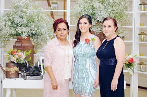 12072015 DESPEDIDA DE SOLTERA.  María Elena León Leal con las organizadoras de su fiesta de despedida, Guadalupe de Gómez y Susana Leal.