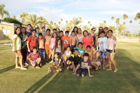 15072015 AMENO FESTEJO.  Alumnos del Colegio Jefferson en una albercada por su graduación.