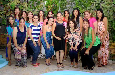 15072015 TIERNA ESPERA.  Edith J. Quiñones Aguilera muy feliz el día de su prenatal. La acompañan algunas de sus amigas.