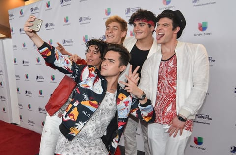 Grandes personalidades de la música y la televisión desfilaron por la alfombra de los Premios Juventud 2015.