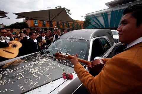 Los restos de Joan Sebastian fueron recibidos con mariachis y por cientos de admiradores.