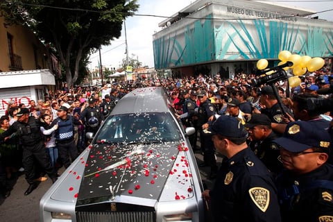 Entre los actos que se celebraron para despedir al cantante, también fue llevado a la  Plaza Garibaldi.