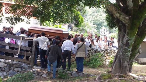Tras esto la carroza fúnebre se dirigió al panteón de la comunidad donde su hermano Federico Figueroa agradeció a los presentes y pidió respeto a la privacidad de la familia en esos últimos momentos con su ser amado.