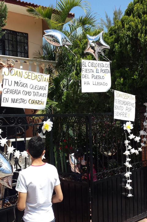 Fanáticos expresaron mensajes con motivo del fallecimiento de Joan Sebastian.