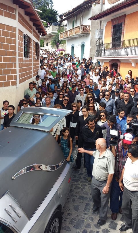 Previo a su entierro los restos del cantautor llegaron en medio de vítores, cantos y palabras de agradecimiento para una misa de cuerpo presente.