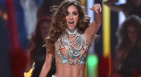 Anahí regresó a los escenarios en los Premios Juventud y parece que su rostro ha dado más de que hablar que su actuación.