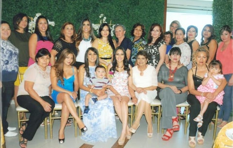 19072015 La novia recibió prácticos consejos para su futura vida de casada por parte de todas sus invitadas.