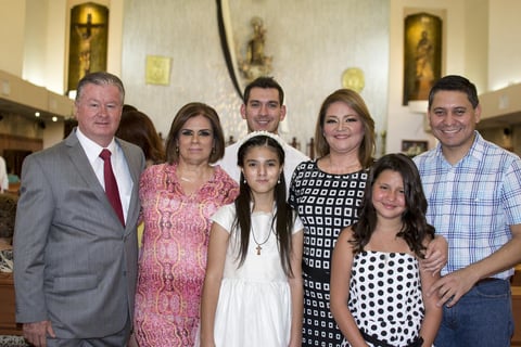 19072015 UN DíA INOLVIDABLE.  Farah Salum Reveles en su Primera Comunión acompañada por sus padres y hermano, Jaime Salum, Candy Reveles de Salum, Fernando González, y por su madrina, Mary Piña de Nava, Ernesto Nava y su hijo Michel Nava en la Iglesia de Nuestra Señora del Carmen.