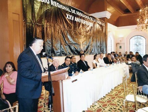19072015 RECIENTE FESTEJO.  Jesús Sotomayor Hernández, con motivo del XXV aniversario del Colegio de Abogados, acompañado de Manlio Gómez Uranga, Gerardo Márquez Guevara, Lorena Medina Bocanegra, José de Jesús Centeno, Jorge Juárez Becerril, Genaro Vázquez y Jesús Sotomayor Garza.