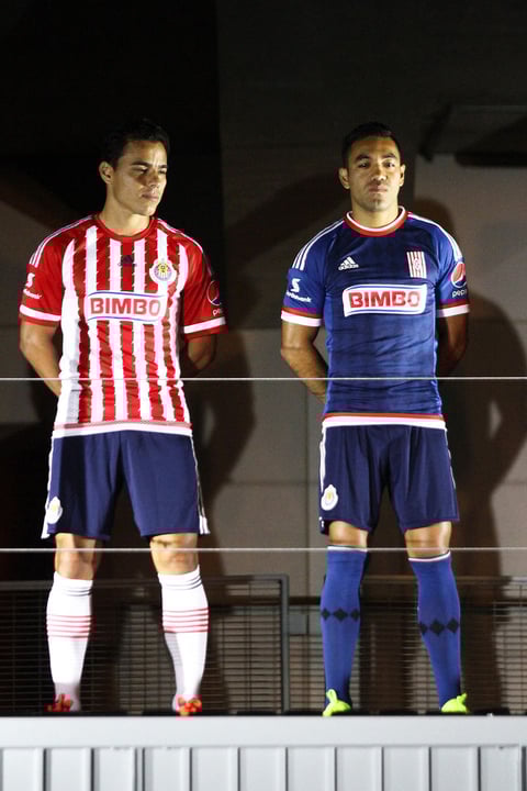 El jersey de visitante es de color azul, en el que destacan los gráficos en rombo al frente, los cuales están inspirados en la historia y memorias del Club.