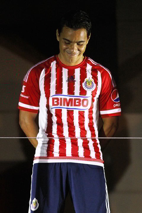 Leal a su tradición, el nuevo jersey de local muestra las franjas blancas y rojas, al clásico estilo de las Chivas, pero en esta ocasión, las rayas destacan por no ser lisas, sino que intersectan entre ellas, y crean un efecto de integración entre el blanco y el rojo.