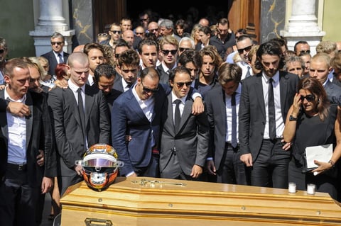 En el centro, Pastor Maldonado y Felipe Massa lloran junto a los restos mortales de Bianchi.