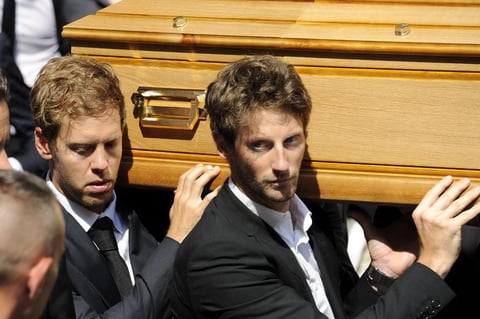 El piloto alemán Sebastian Vettel y el francés Romain Grosjean cargaron el féretro en sus hombros.