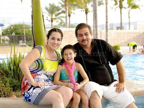 22072015 CELEBRA SU CUMPLE.  Sofía Fernanda disfrutó de una albercada con motivo de su cumpleaños. En la imagen, la acompañan sus papás, Nena Aparicio y Gustavo Zapata.