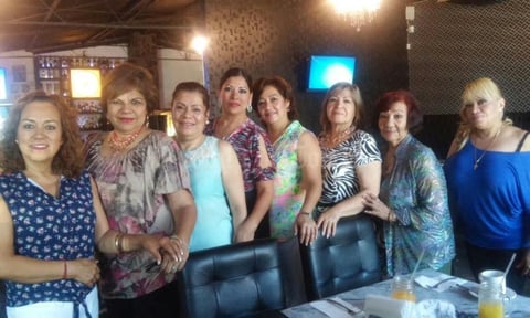 23072015 DE FIESTA.  La señora Marthita celebró su cumpleaños en compañía de sus amigas.