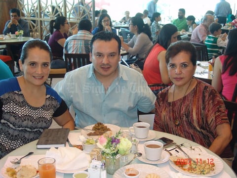 23072015 DISFRUTAN EN FAMILIA.  Sandra Sierra, Abraham Sierra y Maricela Limones.