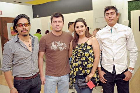23072015 ENTRE AMIGOS.  Carlos, Luis, Jessica y Javier.
