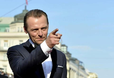 El actor británico Simon Pegg saludó a los medios al llegar a la presentación de la cinta.