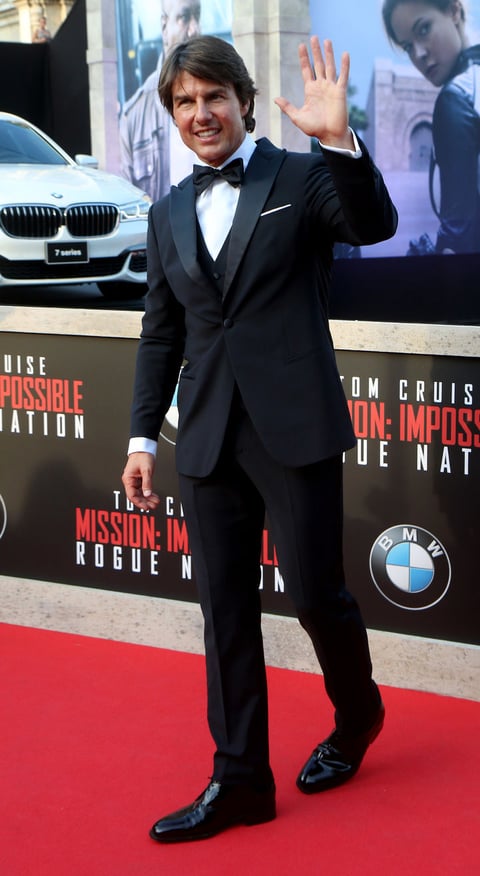 Tom Cruise desfiló más tarde con un elegante traje, listo para la proyección.