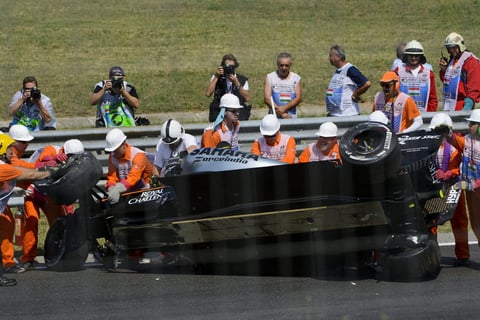 Destacar que el mexicano bajó por su propio pie del automóvil tras el choque, sin ninguna lesión.
