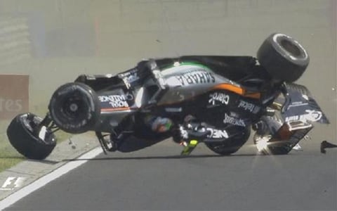 'Checo' golpeó la barra de contención, para después volver a la pista y terminar volcado llantas hacia arriba.