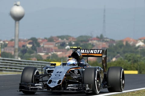 El mexicano probaba la pista del circuito húngaro cuando tuvo problemas en su monoplaza y perdió el control.