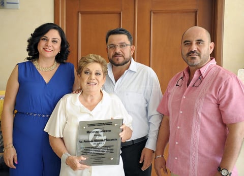 Altagracia Woo de Alcázar con sus hijos Jorge Alberto, Francisco Eduardo y Cynthia Karina Alcázar Woo.