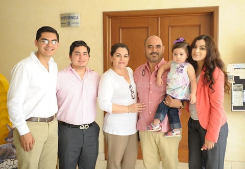 Jorge, Eduardo, Rosario, Jorge, Romina y Pamela Alcázar Jáuregui.