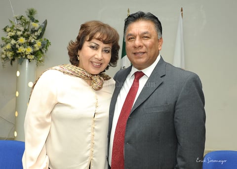 Dra. Rosario Castro Lozano con el Dr. J. Apolonio Betancourt Ruiz.