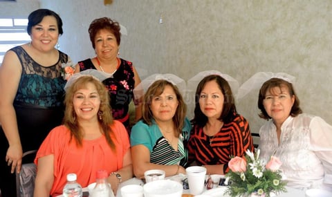 25072015 La futura contrayente recibió muchas felicitaciones y los mejores deseos para su cercano matrimonio.