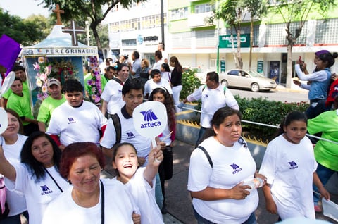 En punto de las 10:00 horas, la peregrinación dio inicio con el altar a la Virgen María, a San Judas Tadeo y al Cristo Nazareno, que en brazos cargaron los trabajadores de la televisora, mientras al frente avanzaban el director general de Azteca, Mario San Román, seguido de Alberto Santini, director de Canal 13.