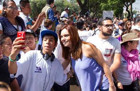 Tania Rincón muy amable accedió a tomarse 'selfie' con la gente.