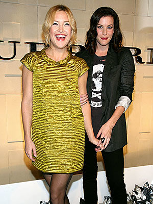 Kate Hudson y Liv Tyler estudiaron juntas y luego se encontraron en el set de Dr. T.
