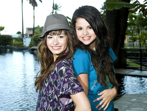 Las cantantes Demi Lovato y Selena Gómez se conocieron de niñas en un “casting” para el programa infantil “Barney”.