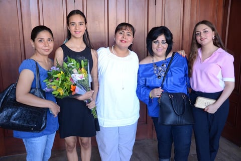 26072015 EN EL TEATRO.  Carmela, Maritere, Maritere, Alejandra y Elexa.