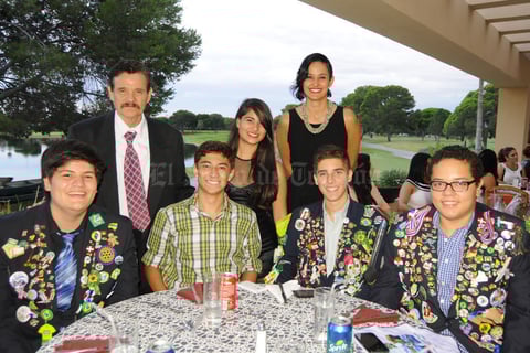 26072015 REUNIóN DE ROTARIOS.  Ángel Villarreal, Minerva Villarreal, Alhelí Calderón, Andrés Marín, Joao Vitor Barbosa, Arthur Reis y José Villarreal.