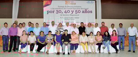27072015 RECONOCEN SU LABOR.  Maestros que fueron reconocidos por su antigüedad y estudios profesionales.