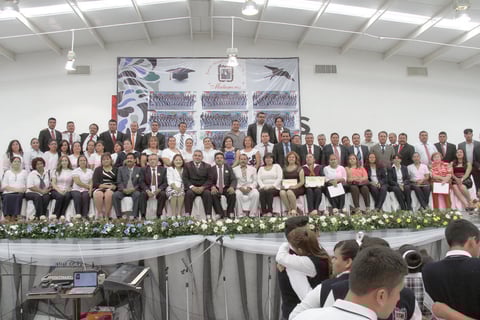 27072015 LA FOTO DEL RECUERDO.  Personal directivo, docente, y administrativo de la Escuela Secundaria General No. 1 de Matamoros, Coahuila, e invitados durante la graduación de la generación 2012-2015. El director de la institución es Luis Fernando Pérez Dávila.