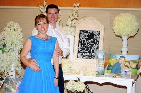 26072015 La pareja de enamorados lució muy feliz y entusiasmada por su próximo enlace matrimonial.