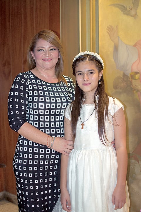 26072015 EMOTIVA CEREMONIA.  Farah Salum Reveles el día de su Primera Comunión acompañada de su madrina, Mary Piña de Nava, en la Iglesia de Nuestra Señora del Carmen.