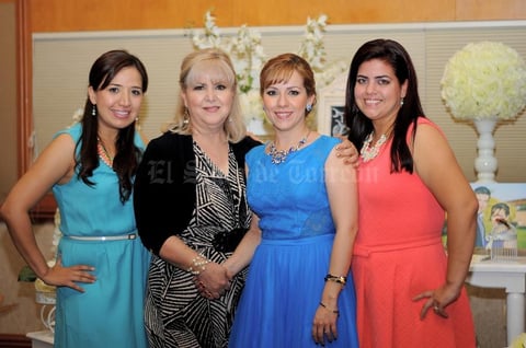26072015 Las anfitrionas de esta grata celebración cuidaron cada detalle para la que la futura novia viviera un momento maravilloso.