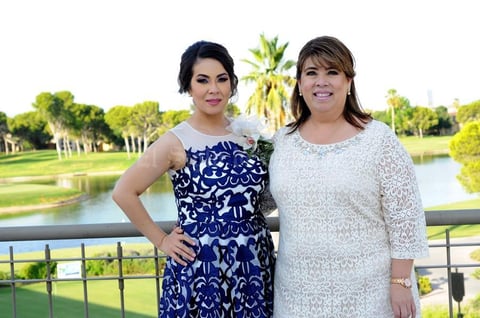 26072015 La festejada disfrutó al máximo su fiesta en compañía de su mamá, la Sra. Edith Pérez.
