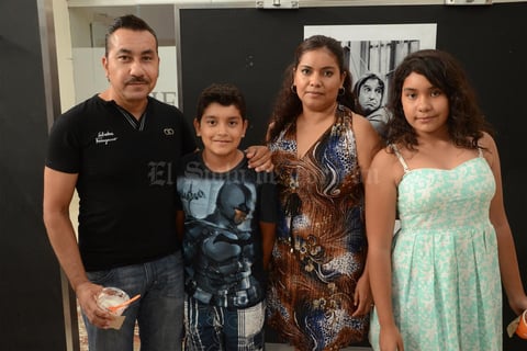 26072015 EXPO FOTOGRáFICA.  Fernando, Fer, María y Leslie.
