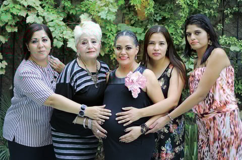 26072015 BABY.  Edith Johana Quiñones Aguilera con sus hermanas y su mamá, Yolanda.