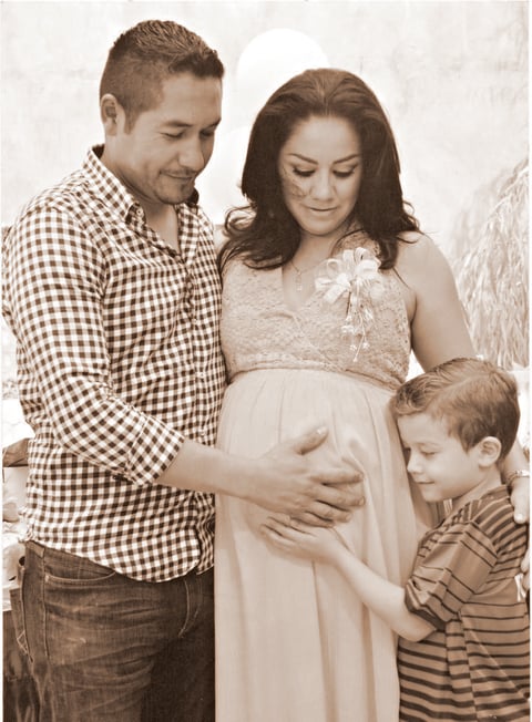 26072015 MOMENTOS FELICES.  Sr. Ricardo Mireles y Angie Martínez de Mireles, acompañados de su pequeño hijo, Ricardo Daniel Mireles Martínez, se encuentran muy emocionados por la llegada del nuevo integrante de la familia.