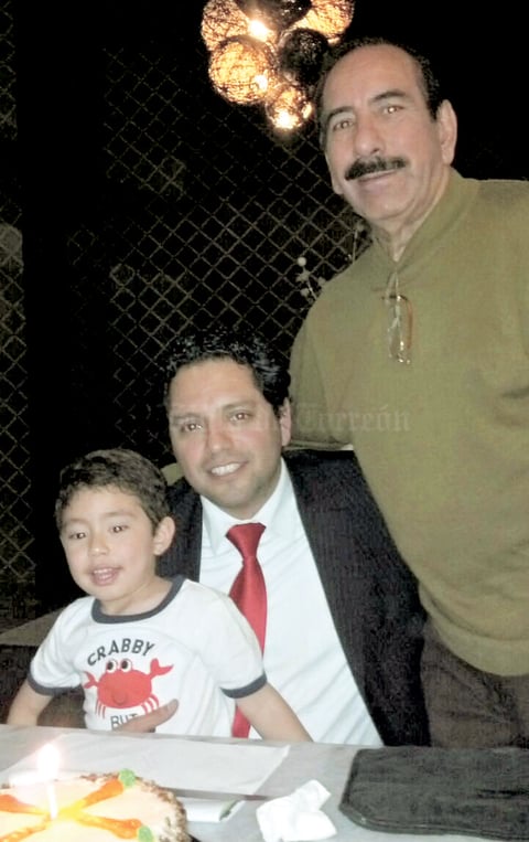 26072015 TRES GENERACIONES.  Raúl Muñoz de León, Raúl N. Muñoz de León Segovia y Mateo André Muñoz de León Macías, en reciente evento social.