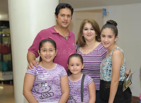 26072015 EN FAMILIA.  Natalia, Macarena, Rosario, Ana y Mario.