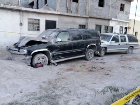 Luego de pasar un bordo, el peso de la carga le ganó, chocando de inmediato contra una camioneta que se encontraba estacionada al lado derecho, arrastrándola por más de 30 metros hasta brincarla.