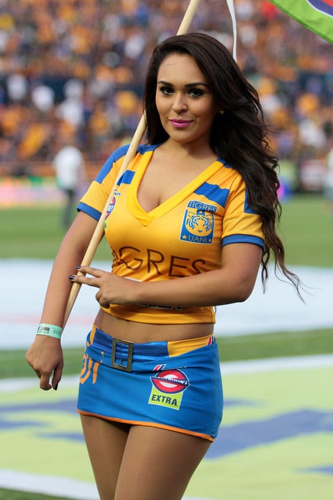 La porrista de Tigres posa para la cámara.