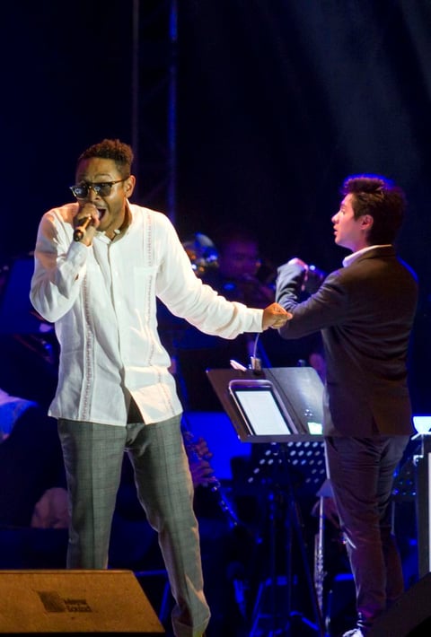 Estrellas rotas, Este frío y Nada puede herirte fue la primera de la entrega de las melodías interpretadas por Kalimba, quien agradeció la entrega de los músicos, así como la generosidad de estos "para preguntarnos qué rayos quiero cantar cuando son ellos los genios".